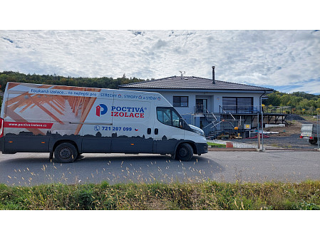 Zateplení stropu novostavby rodinného domu s valbovou střechou ve Slavětíně nad Ohří